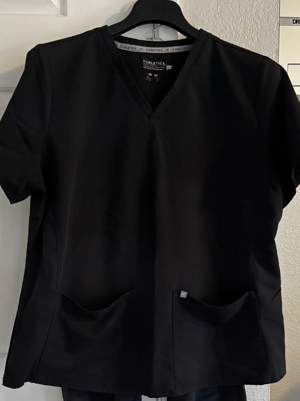 Women’s Fabletics Black V-Neck Scrub Set with Jogger Both Pants Size 1X
